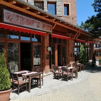 Фасадата на Queens Pub